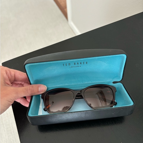 Tedbaker women’s sunglasses - Picture 1 of 6